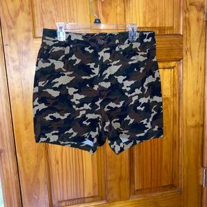 Fashion to Figure camo shorts size 14